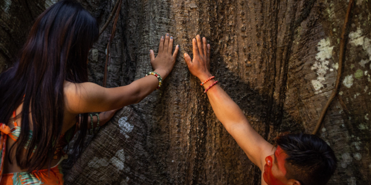 #TOGETHERBAND firma parceria com os Yawanawá para criação especial de pulseiras