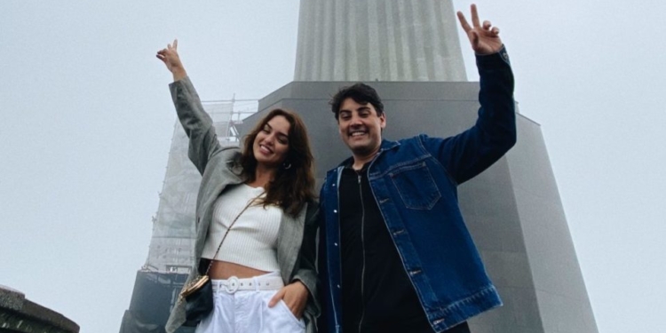 Bruno de Luca e Rafa Kalimann sobem até o braço do Cristo Redentor