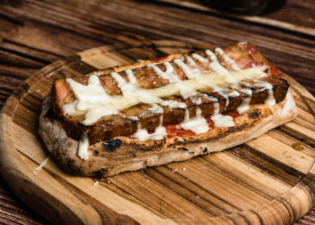 Pizza e sanduíche com a deliciosa linguiça caipira são as novidades do mês na Grano & Oliva e Inforno Burger