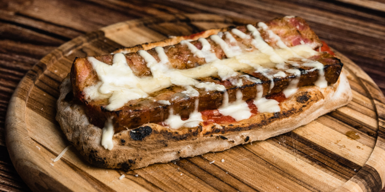 Pizza e sanduíche com a deliciosa linguiça caipira são as novidades do mês na Grano & Oliva e Inforno Burger