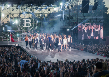 Balmain apresenta nova coleção com desfile-festival beneficente em Paris