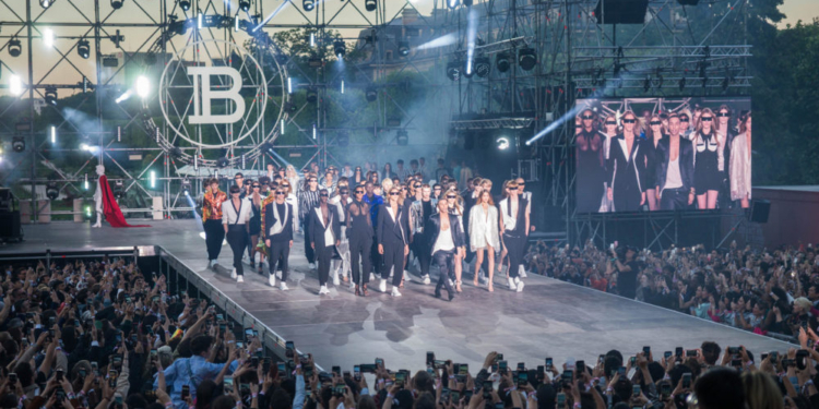 Balmain apresenta nova coleção com desfile-festival beneficente em Paris