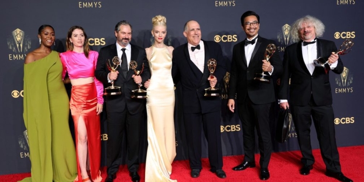 Celebridades se destacam no tapete vermelho do Emmy Awards 2021