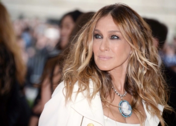 Sarah Jessica Parker usa sandália da grife Aquazzura para gravações do revival de Sex and the City