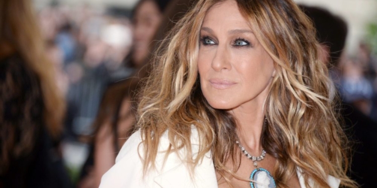 Sarah Jessica Parker usa sandália da grife Aquazzura para gravações do revival de Sex and the City