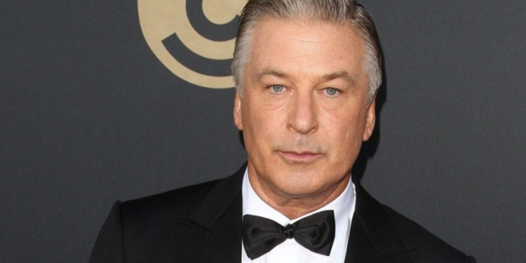 Ator Alec Baldwin atira acidentalmente e mata diretora de fotografia em set de filmagem
