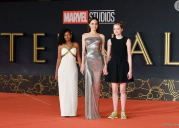 Angelina Jolie chama atenção com vestido da Versace em Première de “Eternals”