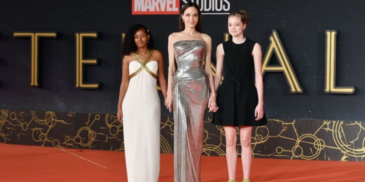 Angelina Jolie chama atenção com vestido da Versace em Première de “Eternals”