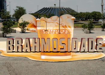 Brahma: Praça em frente ao Shopping Conjunto Nacional amanhece ‘coberta de espuma’!
