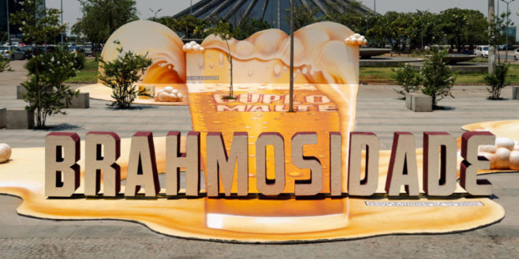 Brahma: Praça em frente ao Shopping Conjunto Nacional amanhece ‘coberta de espuma’!