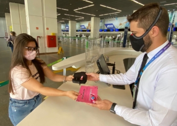 Aeroporto de Brasília promove ação para conscientizar passageiros sobre o Outubro Rosa
