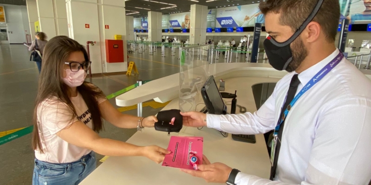 Aeroporto de Brasília promove ação para conscientizar passageiros sobre o Outubro Rosa