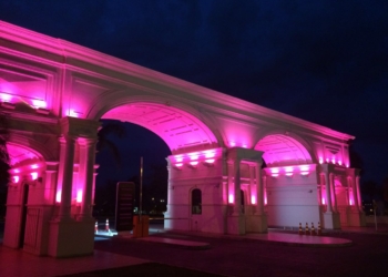 Pontão do Lago Sul é iluminado na cor símbolo do Outubro Rosa