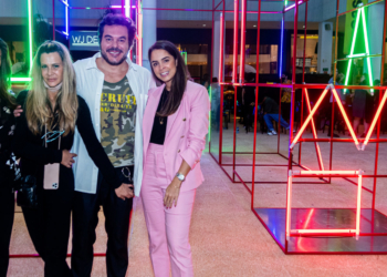 Artista visual Alê Jordão inaugura obra para o Natal do Casapark