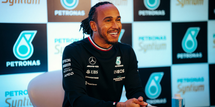 Lewis Hamilton participa de coletiva de imprensa antes do GP de Interlagos