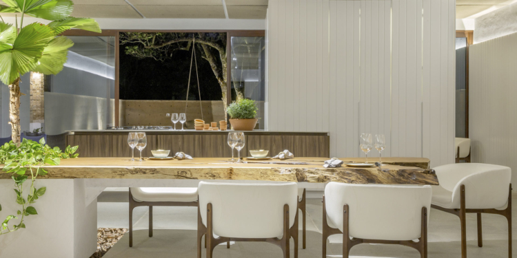 Living Kit House & Tektons: Espaço do Studio Gontijo na CASACOR propõe cozinha integrada à sala de estar