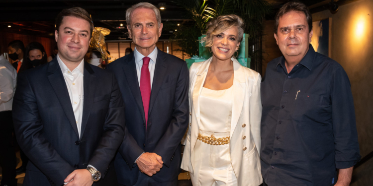 Brasília Shopping inicia comemorações de Natal com árvore cinética, sorteio de carro e outras novidades!