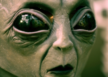 NASA contrata sacerdotes para preparar humanos para a chegada de alienígenas