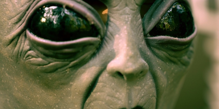 NASA contrata sacerdotes para preparar humanos para a chegada de alienígenas