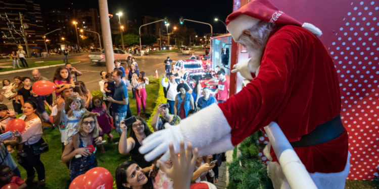 Coca-Cola: Caravana iluminada faz parada no Brasília Shopping neste sábado