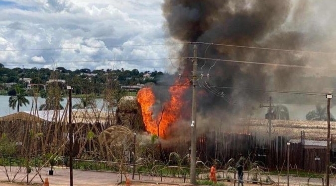 Incêndio atinge estrutura da Casa Maaya localizada às margens do Lago Paranoá