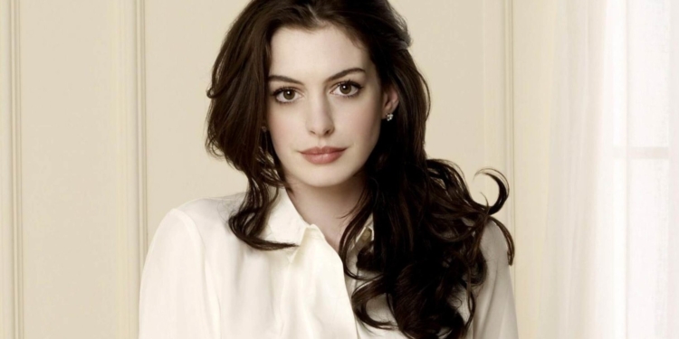 À venda: Anne Hathaway abre as portas do apartamento em Nova York com decoração minimalista