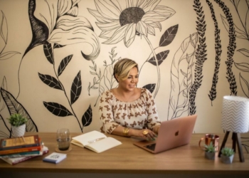 Especialista em desenvolvimento pessoal, Daniele Costa, lança livro sobre a Síndrome de Burnout