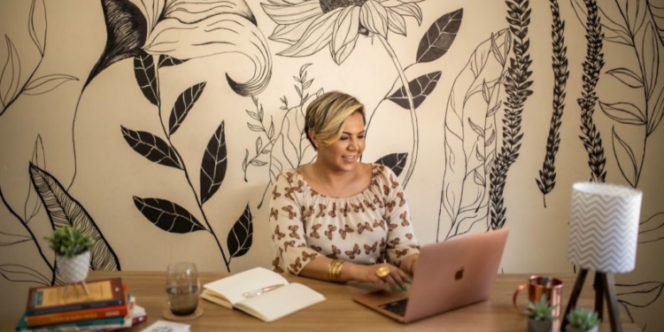 Especialista em desenvolvimento pessoal, Daniele Costa, lança livro sobre a Síndrome de Burnout