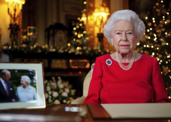 Rainha Elizabeth II faz homenagem ao príncipe Philip no famoso discurso de Natal
