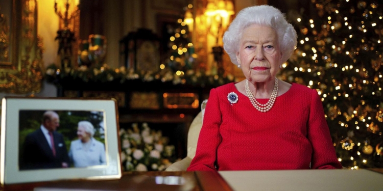 Rainha Elizabeth II faz homenagem ao príncipe Philip no famoso discurso de Natal