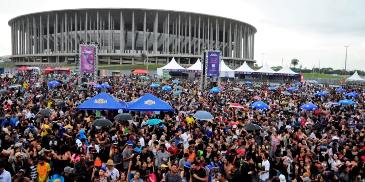 Covid+Influenza: governador Ibaneis Rocha cancela o carnaval do Distrito Federal