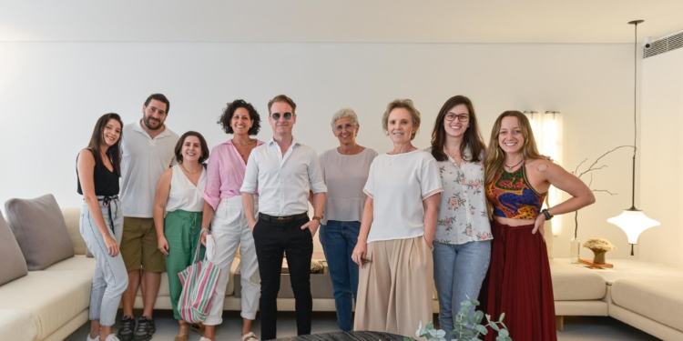 Jader Almeida recebe convidados na inauguração do showroom em Campinas-SP