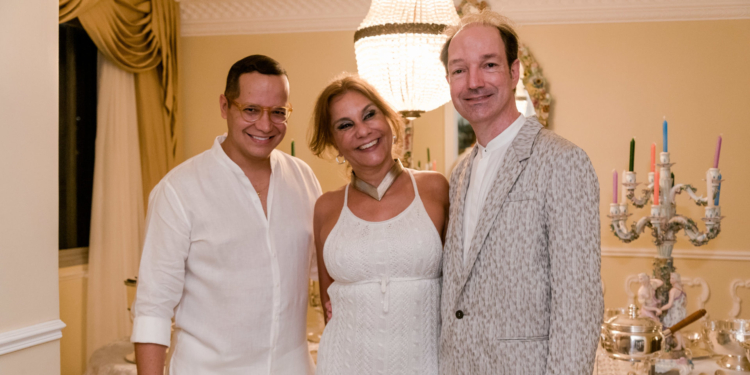 Copacabana: brasiliense Amador Outerelo recebe amigos para brindar 2022 em grande estilo