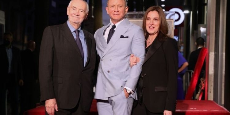 James Bond: Ator Daniel Craig recebe honraria da rainha Elizabeth II