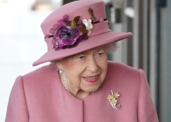 Rainha Elizabeth II testa positivo para COVID-19