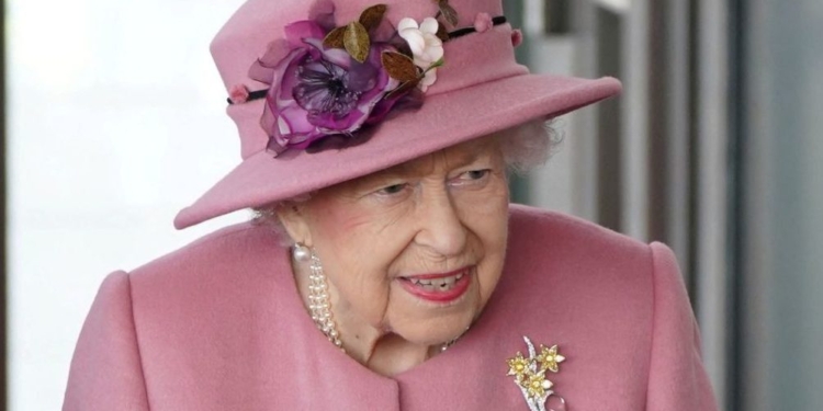 Rainha Elizabeth II testa positivo para COVID-19