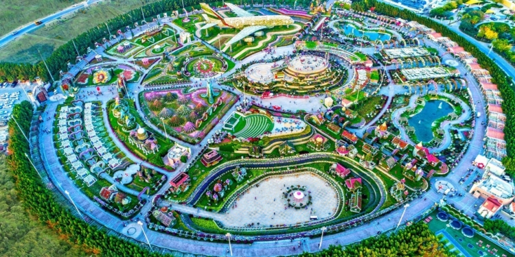 Conheça o belíssimo Miracle Garden localizado em meio ao deserto de Dubai