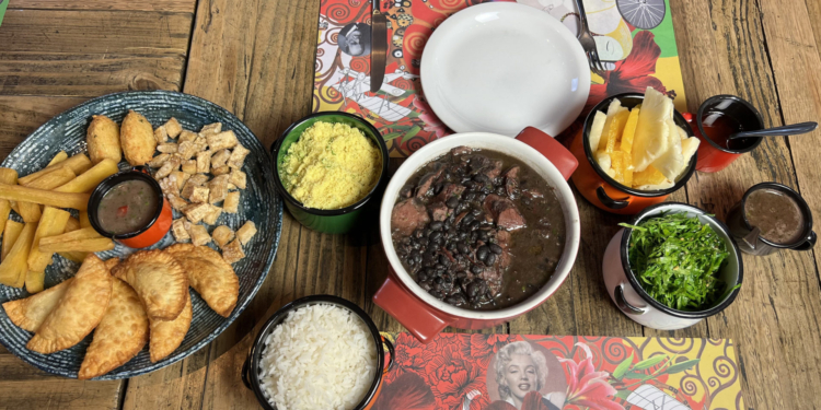 Feijucaduca: a feijoada do Dudu Bar retorna aos sábados