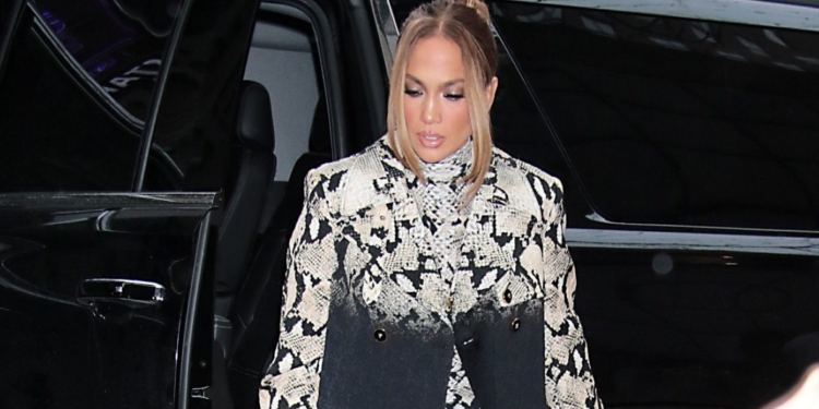 Jennifer Lopez brilha com bolsa Serpenti e óculos escuros da BVLGARI