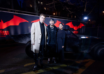 Neymar Jr. conhece Batmóvel ao lado de Robert Pattinson e Zoë Kravitz