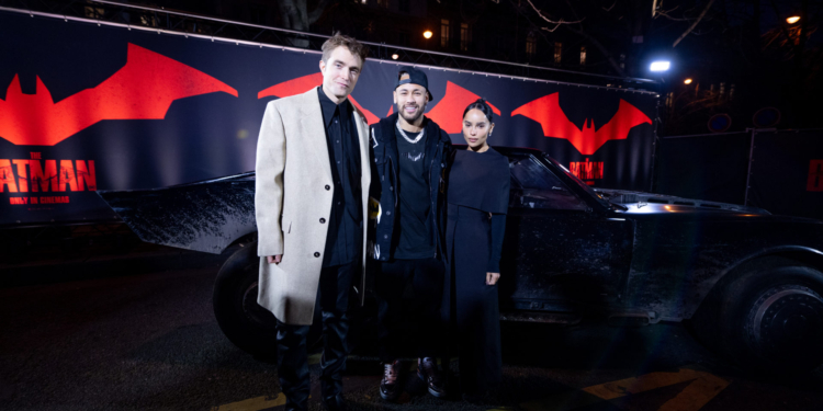 Neymar Jr. conhece Batmóvel ao lado de Robert Pattinson e Zoë Kravitz