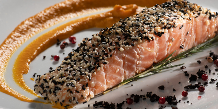 Restaurante Pippo ensina receita de salmão grelhado