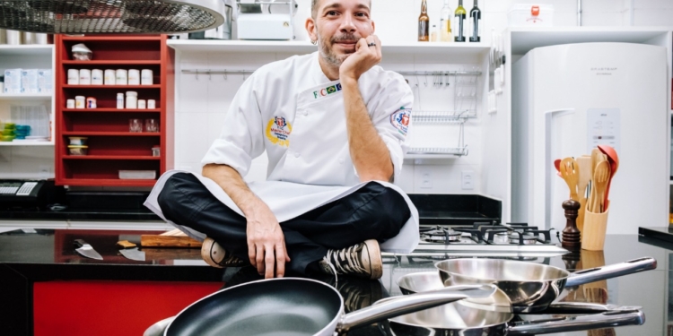 Chef brasiliense Diego Koppe lança escola de gastronomia para iniciantes