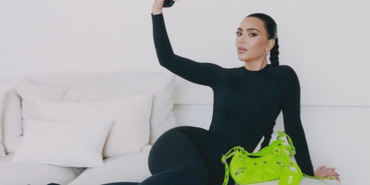 Kim Kardashian estrela nova campanha da Balenciaga