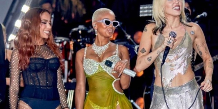 Fontes relevaram que Miley Cyrus vai cantar com Anitta no Lollapalooza