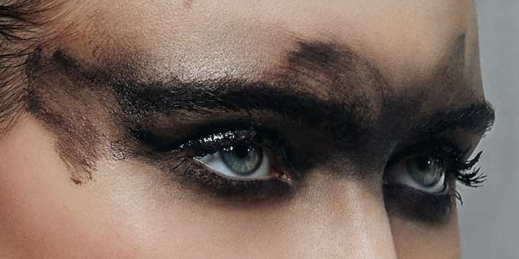 Maquiagem no estilo gótico é obrigatória para o outono/inverno 2022