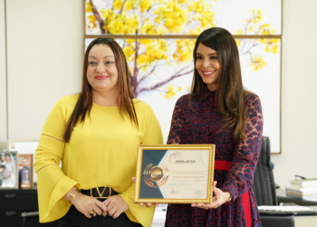 Primeira-dama do DF recebe homenagem da Febraccos em Brasília