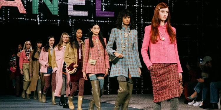 Assista ao desfile da coleção inverno 2022 da Chanel