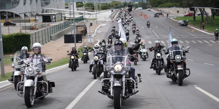 Brasília ganha a Rota Sobre Rodas em evento com mais de 600 motociclistas