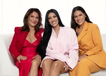 Simone e Simaria posam ao lado da mãe, para campanha de Dia das Mães da My Shoes